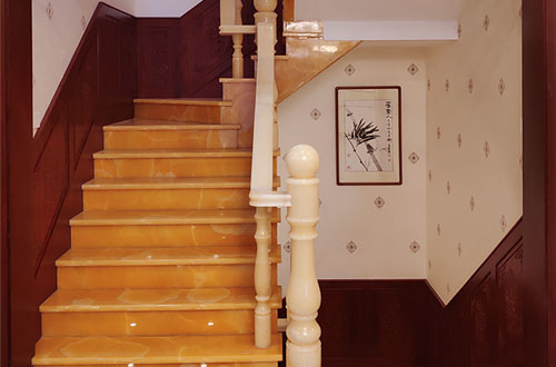 静安中式别墅室内汉白玉石楼梯的定制安装装饰效果