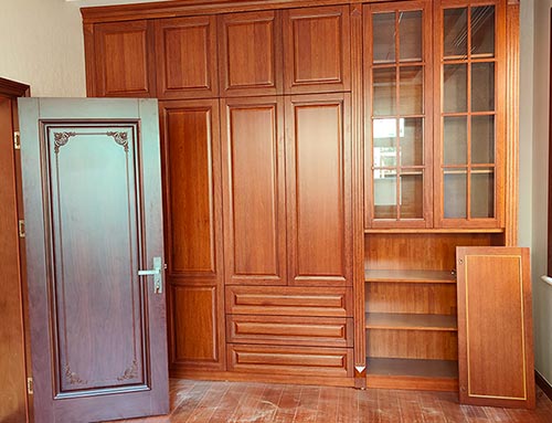 静安中式家庭装修里定制的实木衣柜效果图